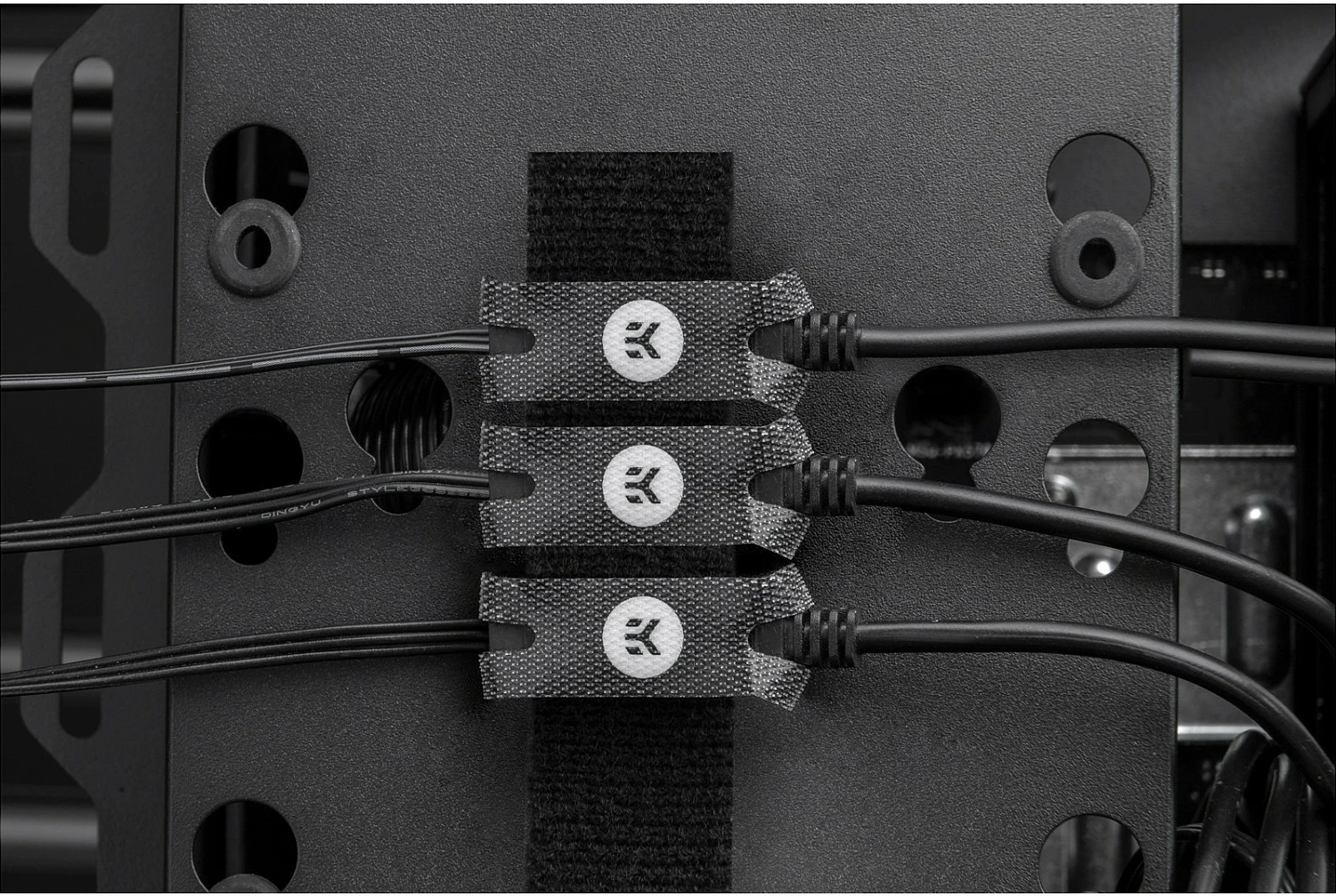 Rripa menaxhimi kabllosh EK Water Blocks EK-Loop CMS, të zi