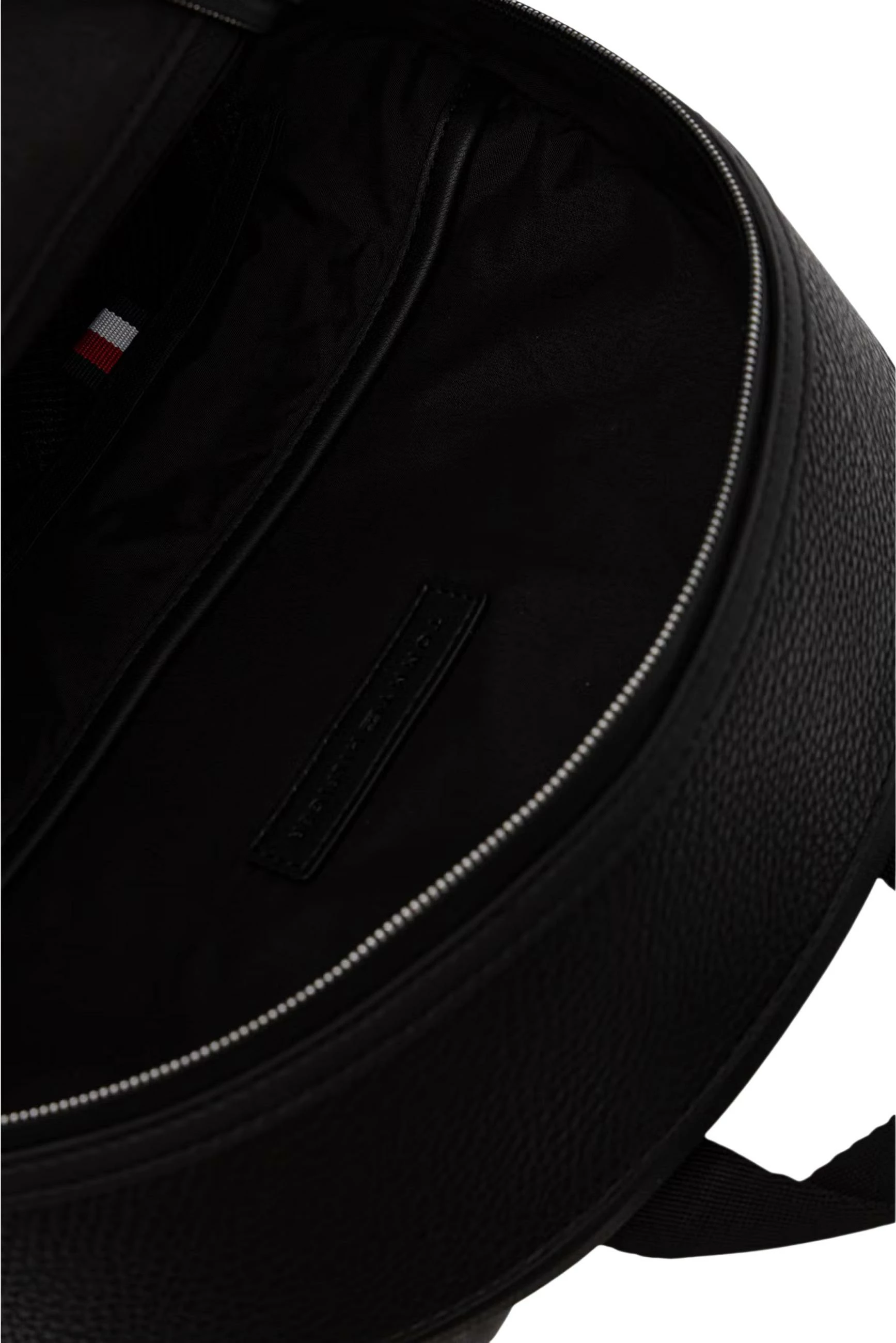 Çantë shpine Tommy Hilfiger TH Central Backpack AM0AM14431, e zezë