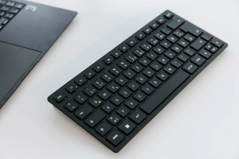 Tastierë Cherry KW 9200 MINI (JK-9250FR-2) pa tela 2.4 GHz + Bluetooth 5.0, lidhje me kabllo, e rikarikueshme, kompakte 320x175x25 mm, e zezë