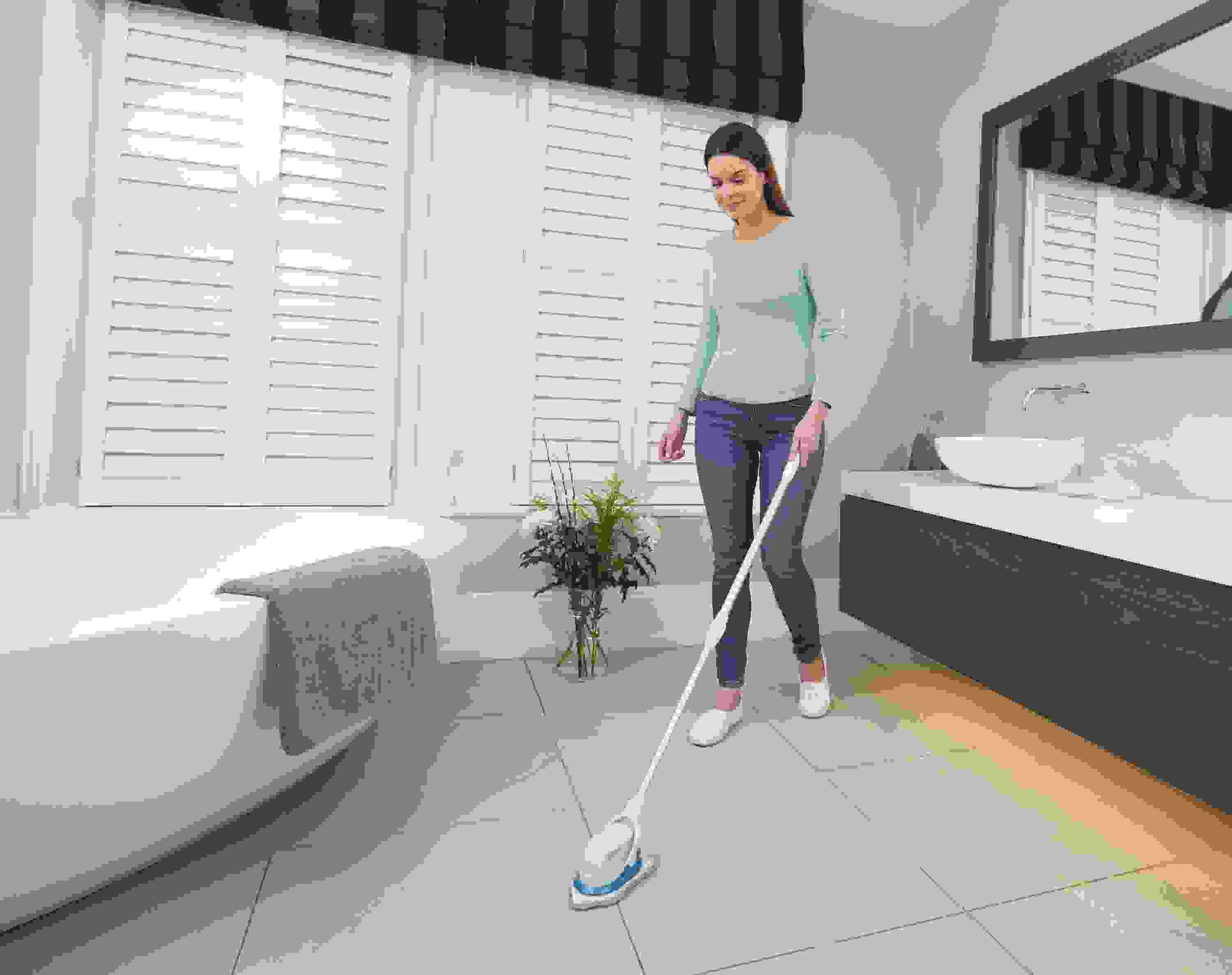 Pastrues me bateri Black&Decker Scumbuster BHPC220 Li-Ion me shkop teleskopik, i zi, set me pad/peceta