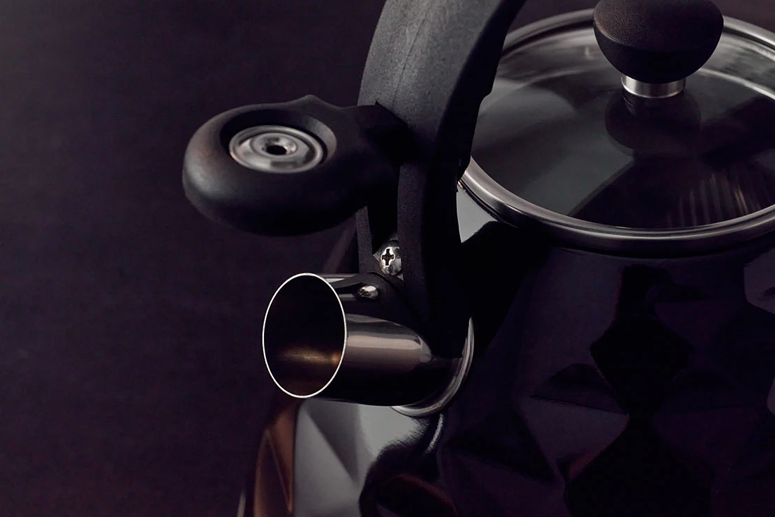 Çajnik me fishkëllimë Resto Almaaz 90610 3 L, çelik inox, për induksion, i zi