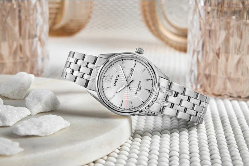 Orë dore për femra CASIO, argjendi