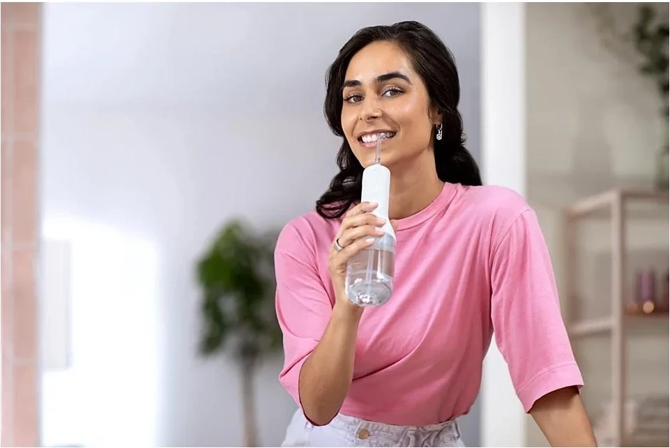 Irrigator oral Philips Sonicare HX3826/31 me bateri, me qese udhëtimi, i bardhë