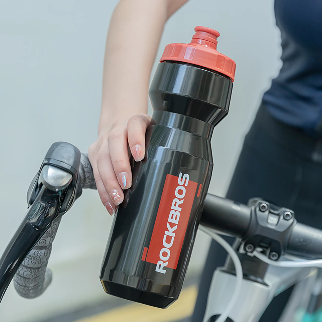 Shishe uji për biçikletë Rockbros Sports Bottle 750 ml, PP, me grykë silikoni, e zezë transparente me grykë të kuqe