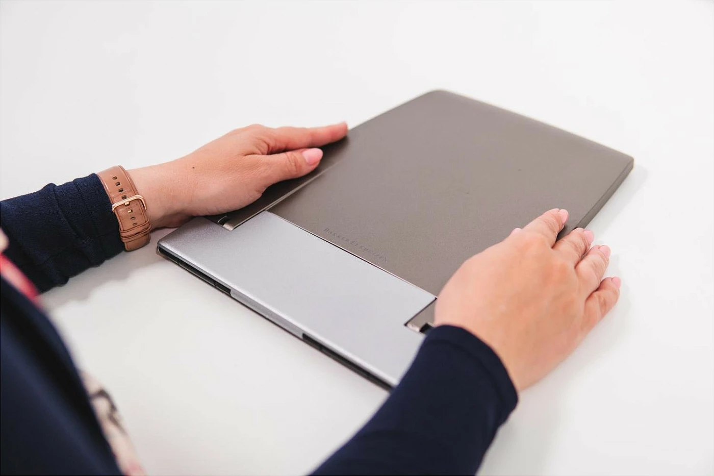 Mbajtëse laptopi BakkerElkhuizen Ergo-Q 330 Circular, për deri 17", e palosshme, e rregullueshme, 6 pozita, 6 kg, zi/gri
