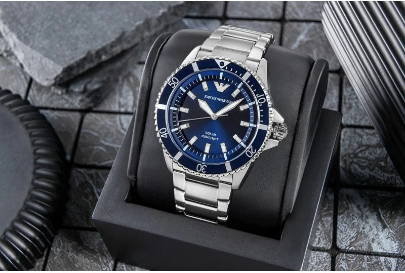 Orë dore meshkujsh Emporio Armani World Explorer AR11697, argjendtë/kaltër, me kuti
