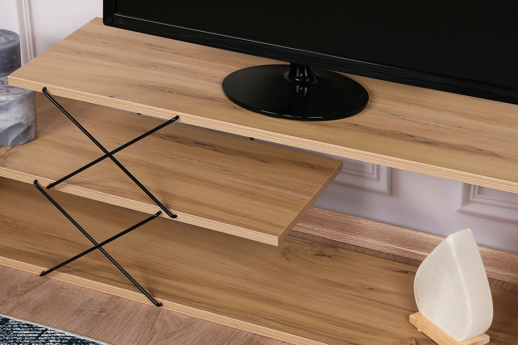 Komodë TV Hanah Home, dizajn zigzag, ngjyrë lisi