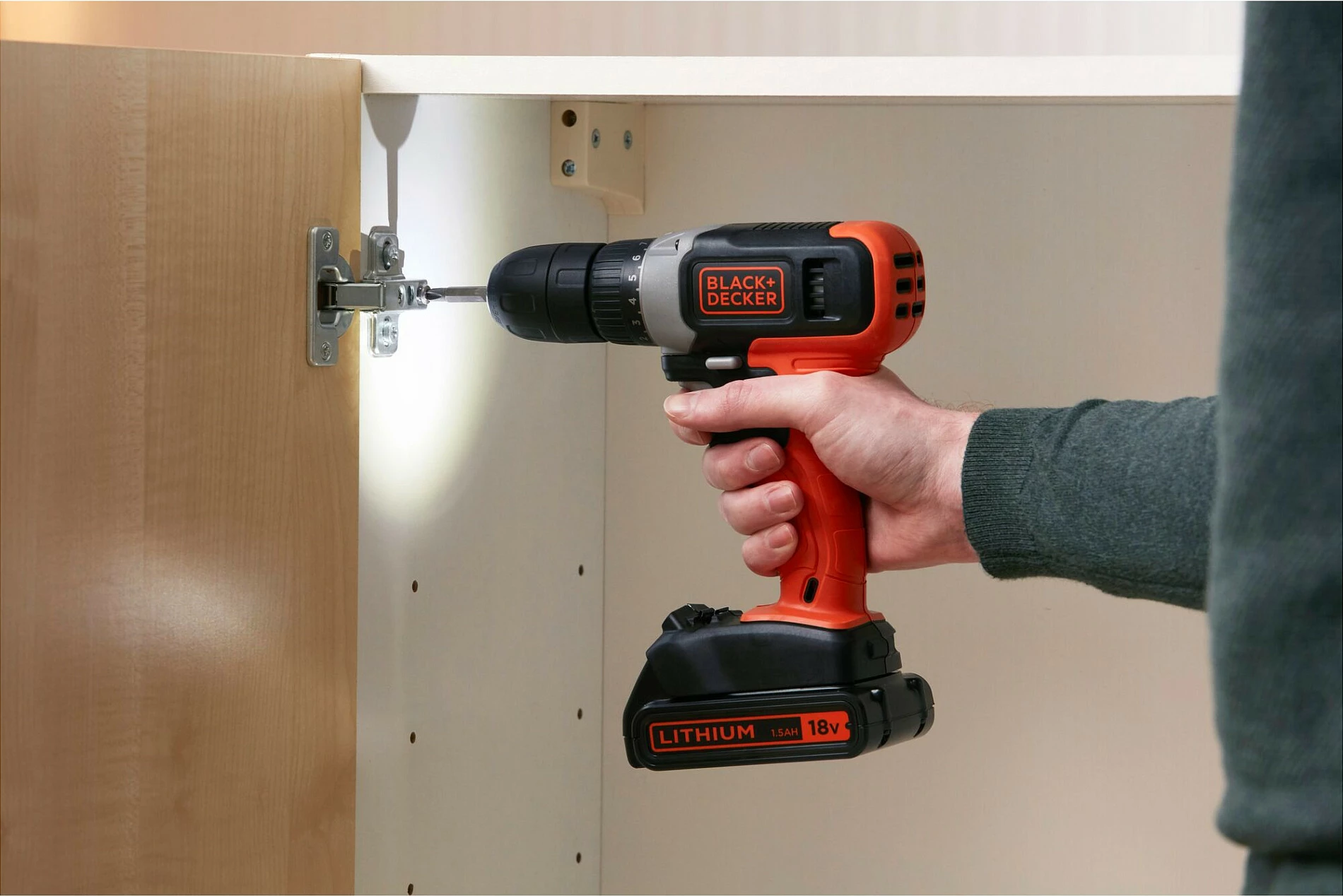 Shpues pistol Black & Decker BCD001C1-QW, 18V, Li-Ion, zi/kuqe