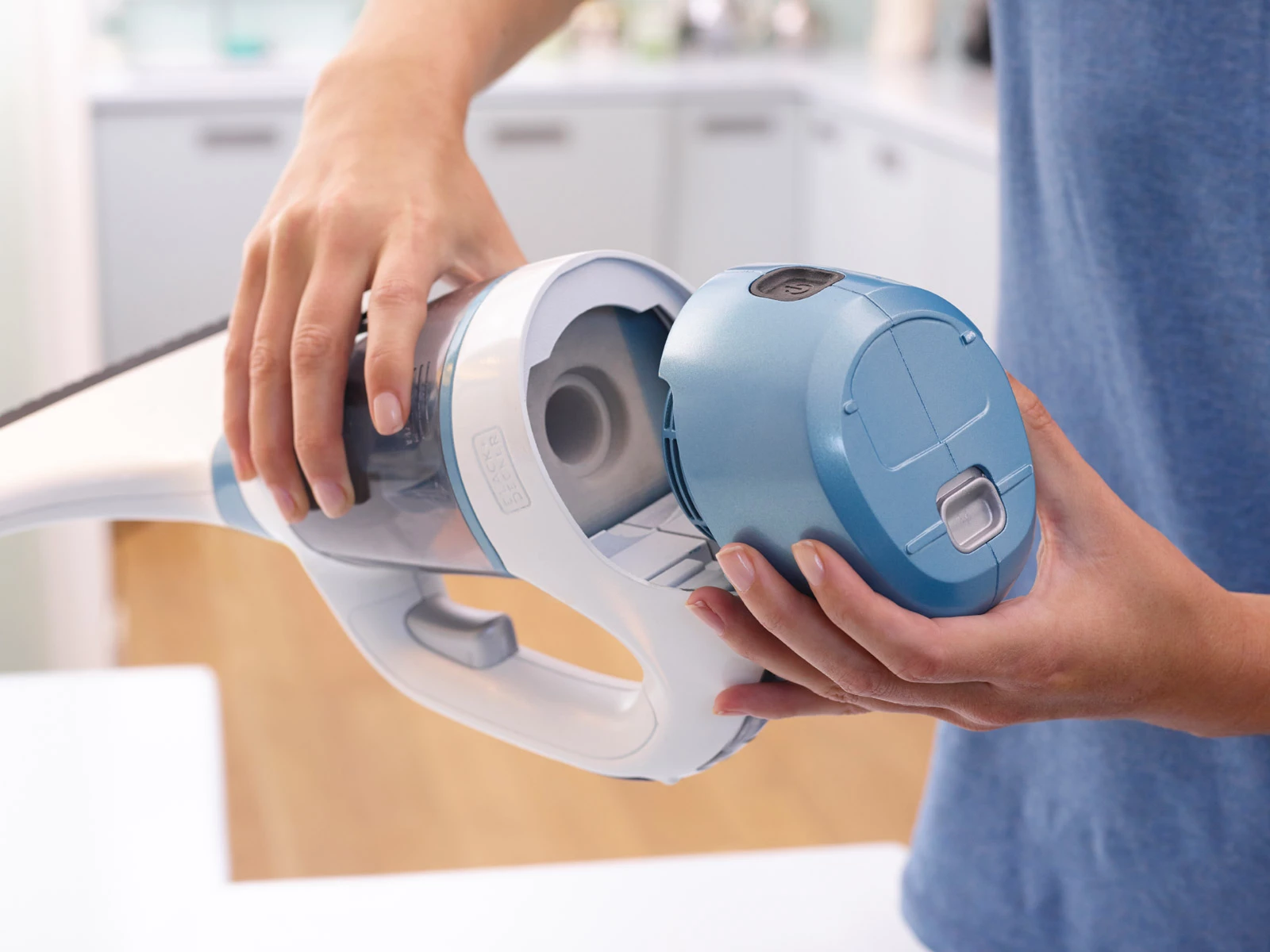 Pastrues dritaresh pa kabllo Black&Decker WW100K, bateri Li-Ion 3.6V, 28 cm + 17 cm gomë, bardhë/blu