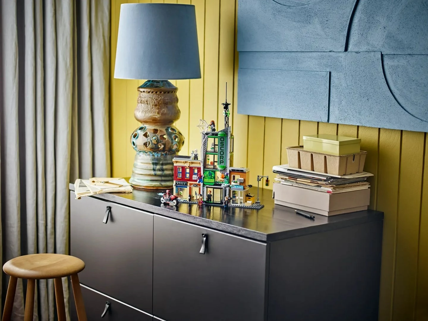 Set LEGO Marvel 76324 Spider-Man vs. Oscorp me 8 minifigura