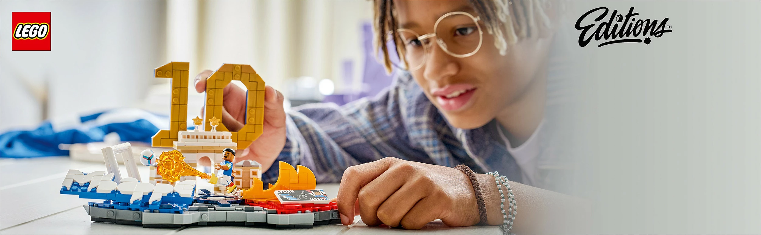Set ndërtimi LEGO Editions 43013 Kylian Mbappé – Football Highlights, 490 copë, multikolor