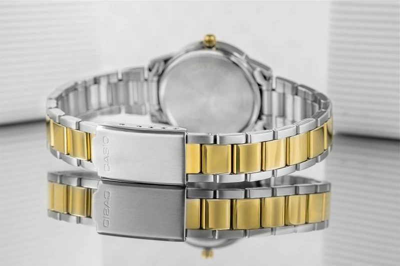 Orë dore për femra Casio, argjend e ar