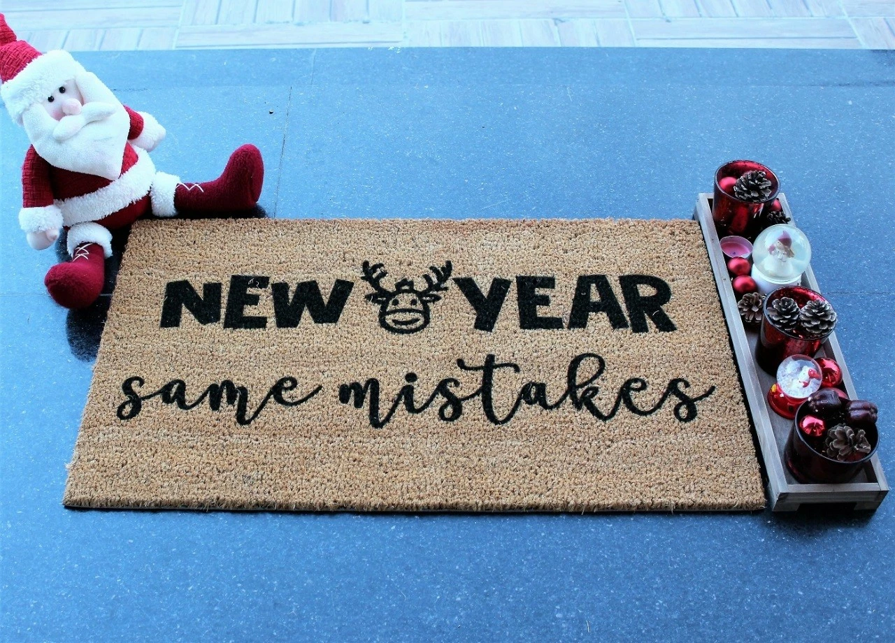 Tapet hyrës Coco, dizajn Aberto, New Year Same Mistakes, kafe & e zezë, 70x40cm
