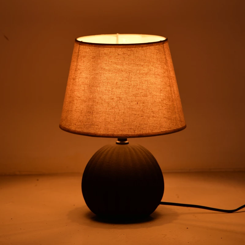 Llambë tavoline Melanie, qeramike e zezë, abazhur bezhë, D22x30cm