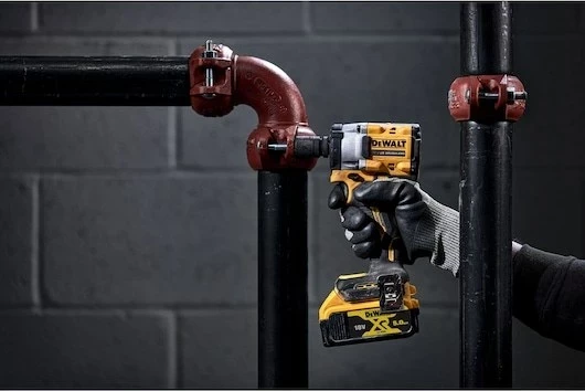 Çelës me goditje DeWALT DCF922P2T-QW, 2500 RPM, 610 N⋅m, 2 bateri 5 Ah