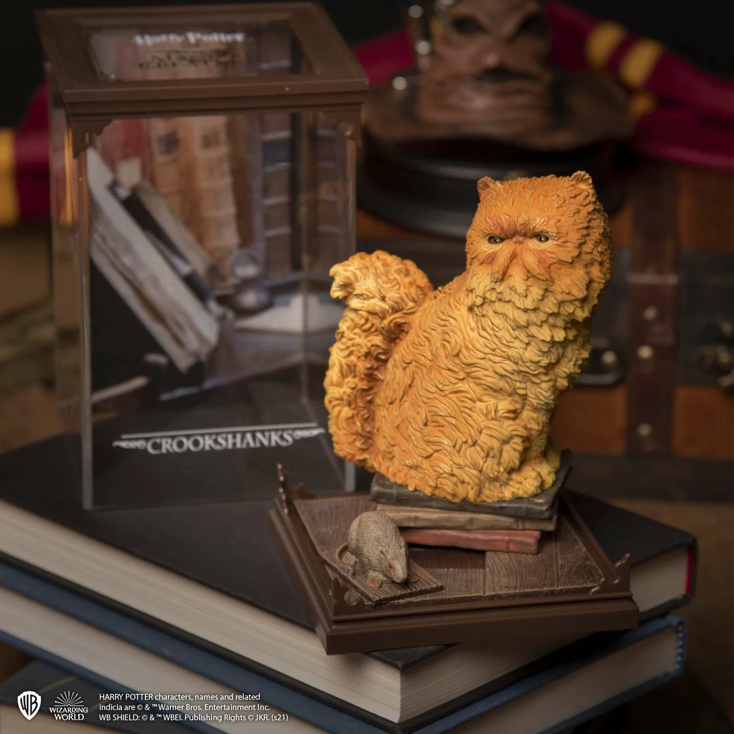 Figurinë/dioramë koleksionuese Noble Collection Harry Potter Magical Creatures Crookshanks, e pikturuar me dorë, me figurë të heqshme Scabbers, portokalli