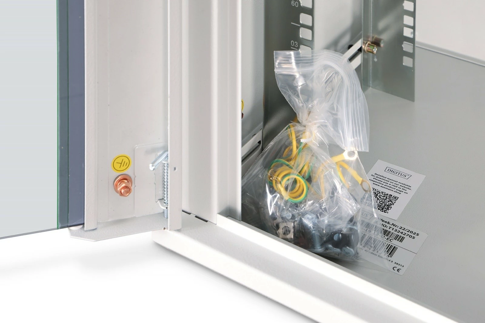 kabinet rrjeti muror Digitus DN-37108 Dynamic 19" 12U, 607×600×450 mm, x4 shina të rregullueshme, derë xhami, IP20, ngarkesë 60 kg, gri