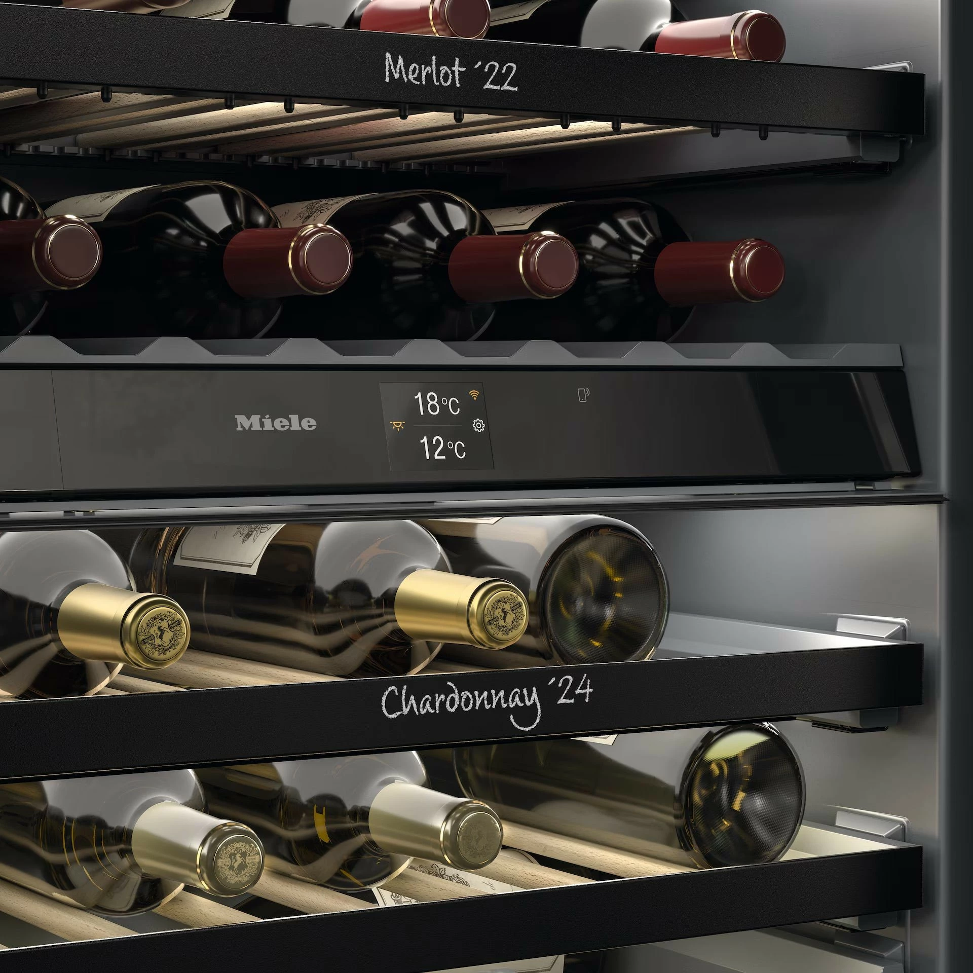 Ftohës vere Miele KWTUS 7096 E 90L 32 shishe Dual Zone Touch Control, i zi xham