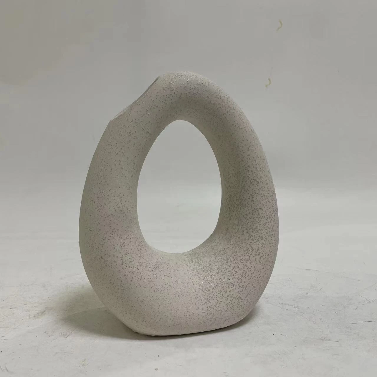 Dekor tavoline qeramike eliptike FH4644.01, ngjyrë e bardhë e zbehtë me kristalizim, 16.5x9x20.3H cm