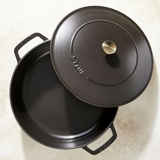Tavë gize me kapak Staub Chistera 28 cm, e emaluar, për furrë/lavastovilje, e zezë
