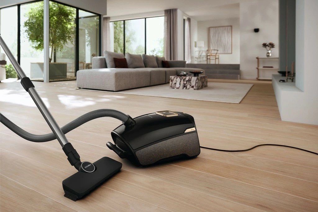 Fshesë me korrent Miele Guard L1 AllFloor 890 W, me qese, e zezë