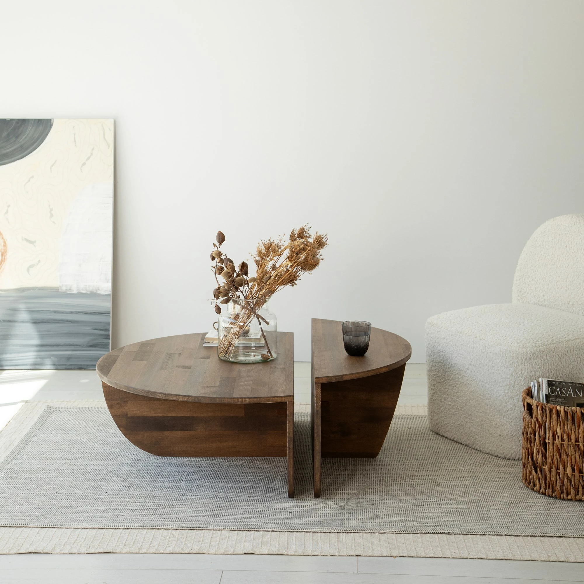 Set tavolinash kafeje Hanah Home, dru podium, ngjyrë arre