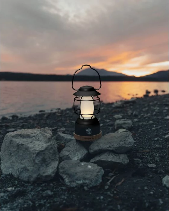 Fener LED portativ BRUNNER LYSS 0720066N, rikarikueshëm 5200mAh, 15-450 lm, dritë e ngrohtë/bardhë, bazë bambuje, e zezë