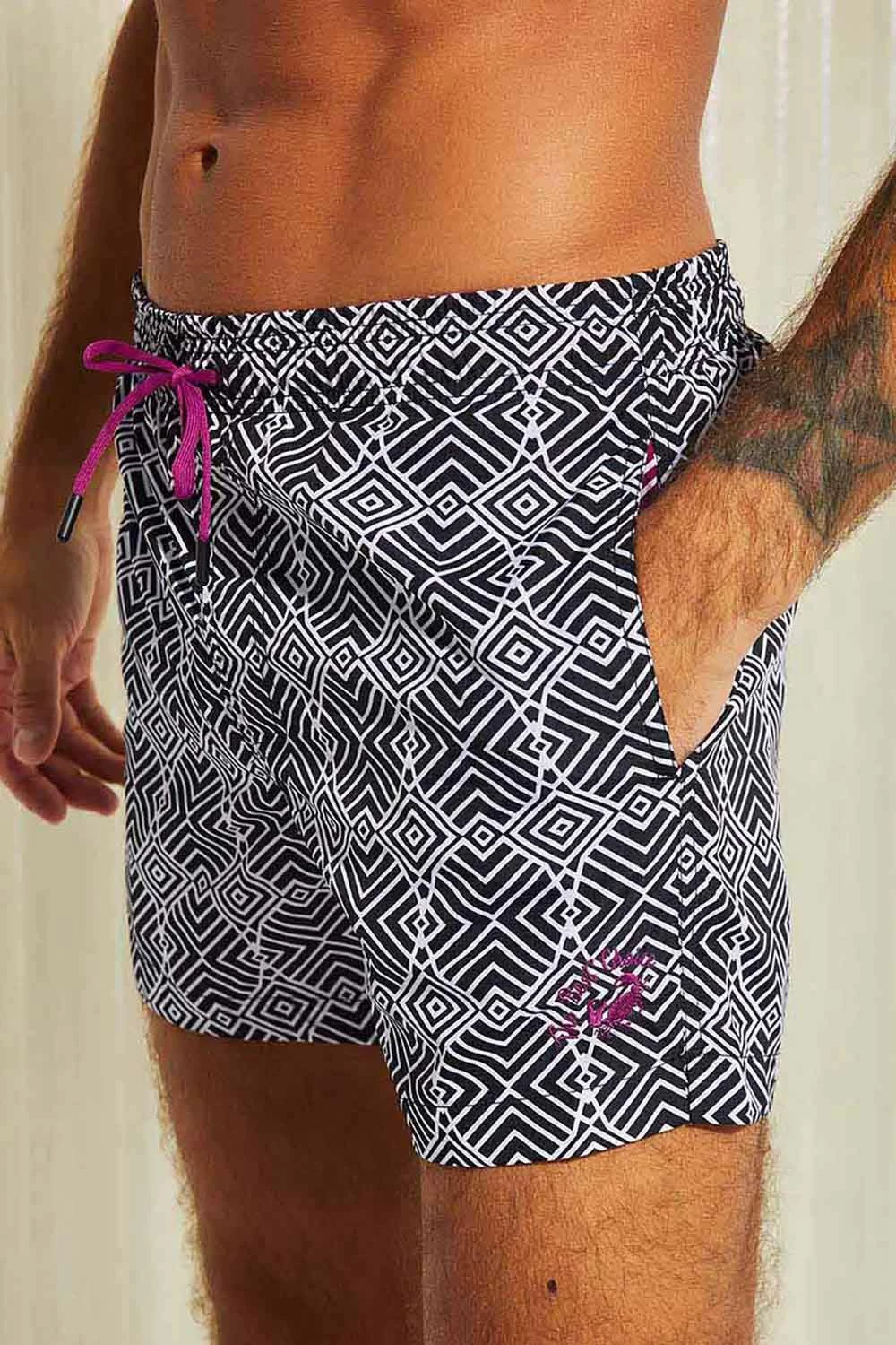 Tanga noti për meshkuj, Jumeon Apollo, e zezë