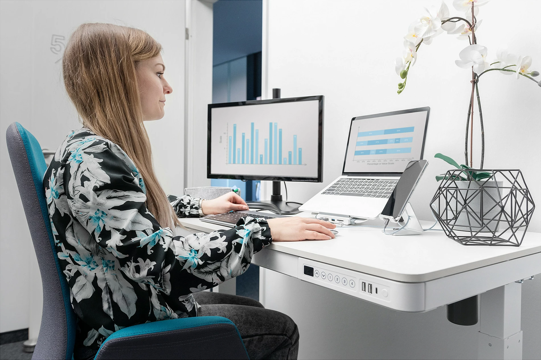 Tavolinë elektrike Digitus me sirtar dhe USB, 1200x600x120mm, e bardhë