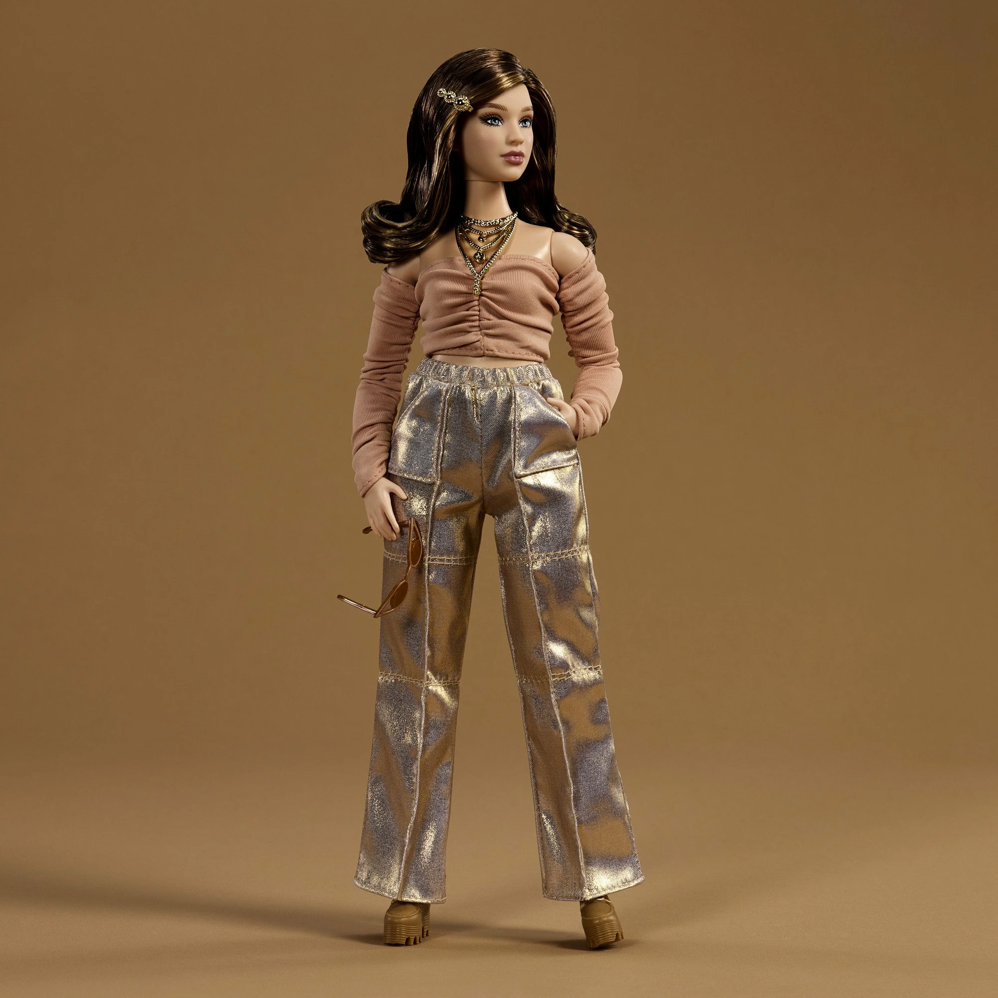 Kukull Barbie Mattel You Create Barbie Basics Neutral Set 003 JJX37 me 2 koka ndërruese, 4 veshje, 2 palë këpucë, 6 aksesorë, Made to Move, ngjyra neutrale
