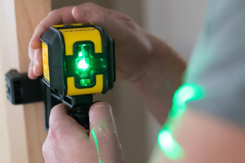 Laser nivelues kryq Stanley Cubix Green Glow STHT77499-1, lazer i gjelbër, set me mbajtëse + 2x AA + kuti