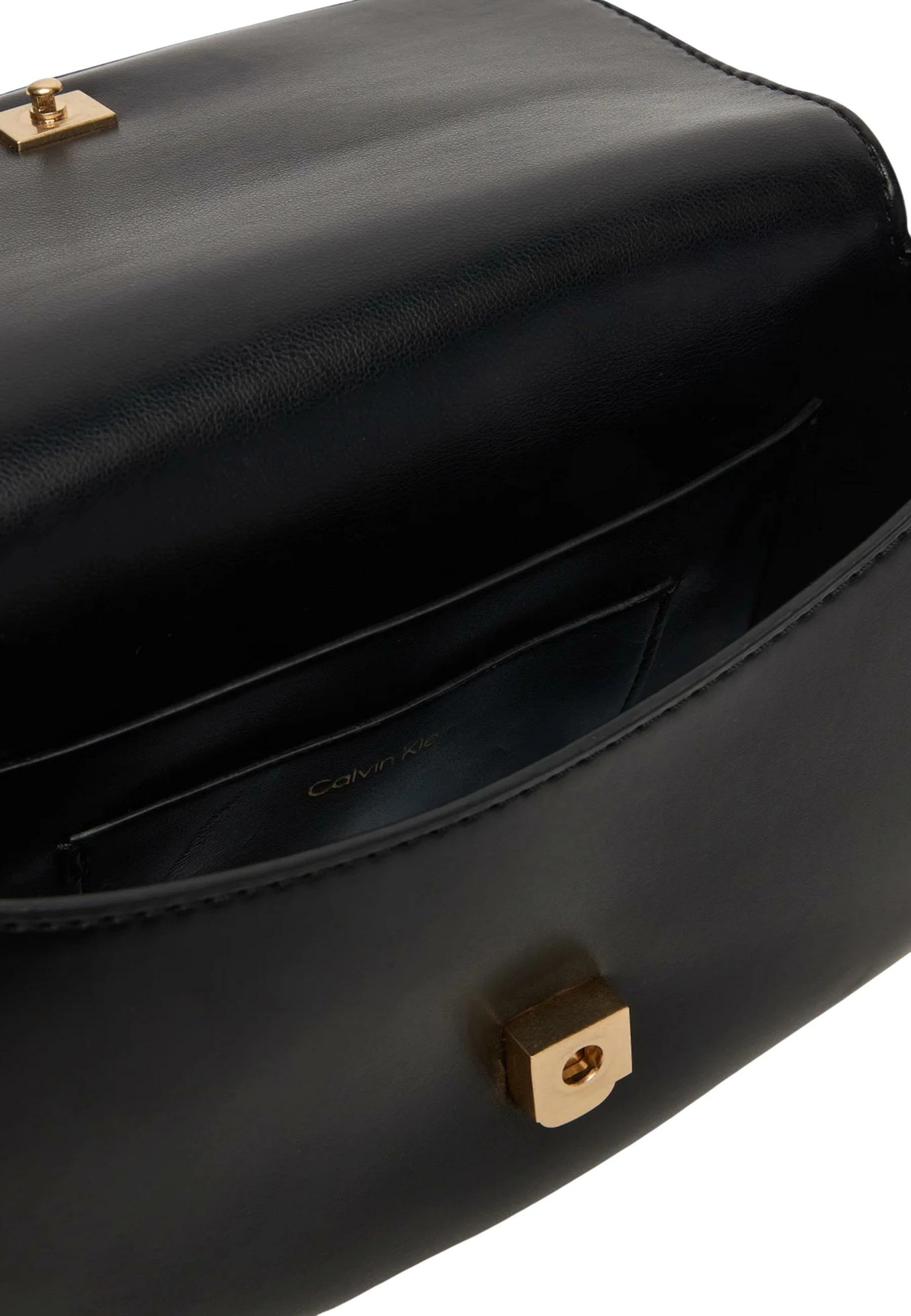 Çantë crossbody Calvin Klein CK Flap Camera LV04F3421G për femra, e zezë