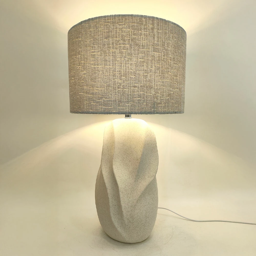 Llambë tavoline INIR, bazë qeramike bezhë, abazhur liri gri, 32x32x57cm