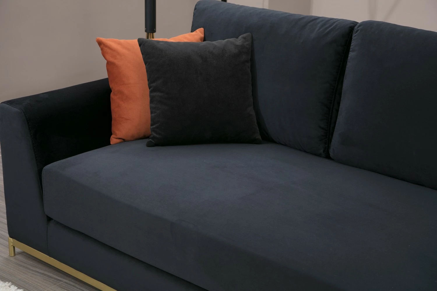 Divan katër vendesh Atelier del Sofa, me tavolinë anësore, ngjyrë e zezë, detaje ari
