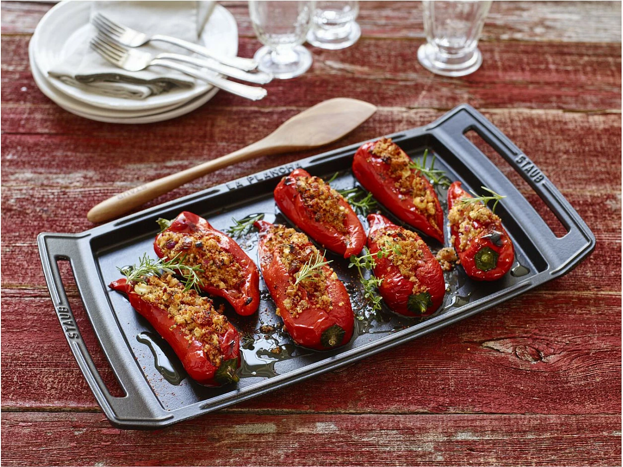 Tavë plancha gize Staub 38 cm, për induksion, e zezë