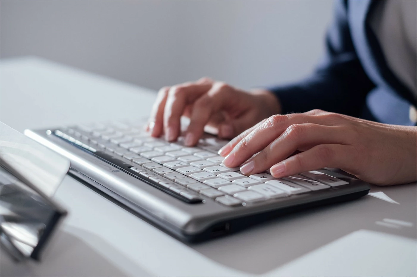 Tastierë BakkerElkhuizen S-Board 840, USB, Tenkeyless, US QWERTY, ergonomike, argjend/bardhë