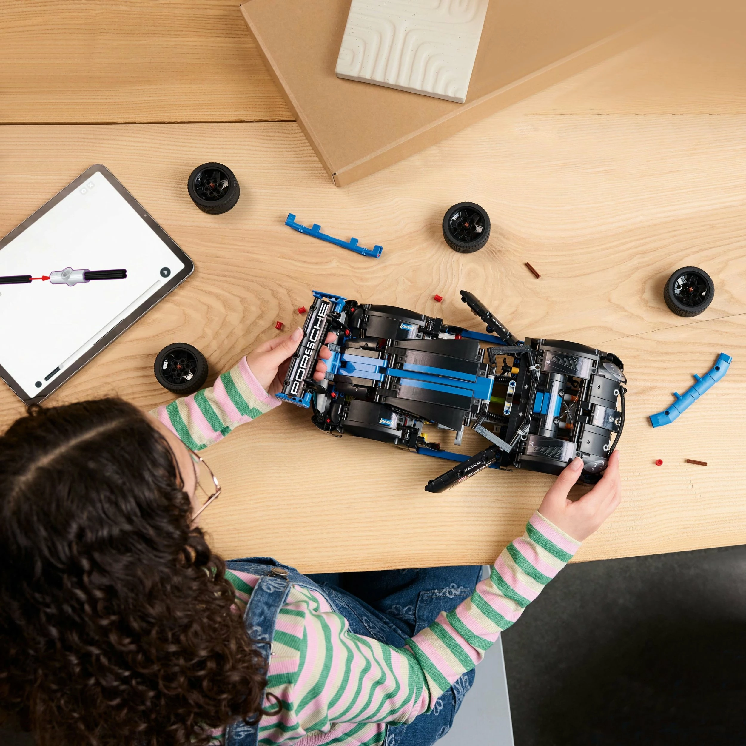 Set LEGO Technic Porsche GT4 e-Performance 42176, 834 copë, remote-control me CONTROL+, zi/kaltër