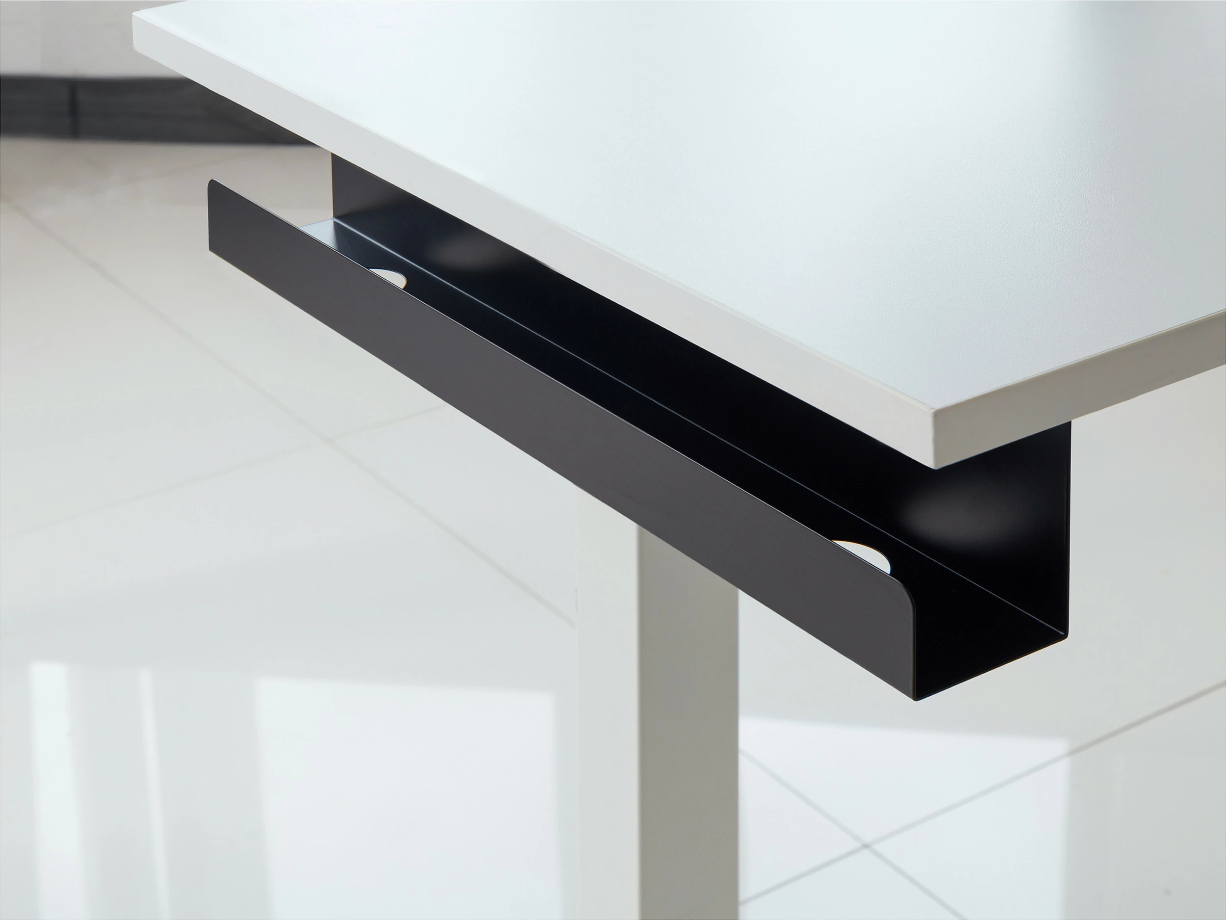 Organizues kabllosh EQUIP, tabakë kabllosh për tavolinë, 600 mm, e zezë