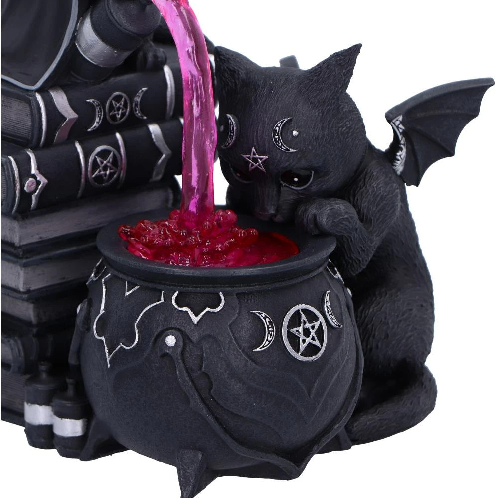 Figurinë koleksionuese Nemesis Now Cult Cuties Curious Cauldron, dekor gotik, në kuti dhurate, e zezë/e kuqe