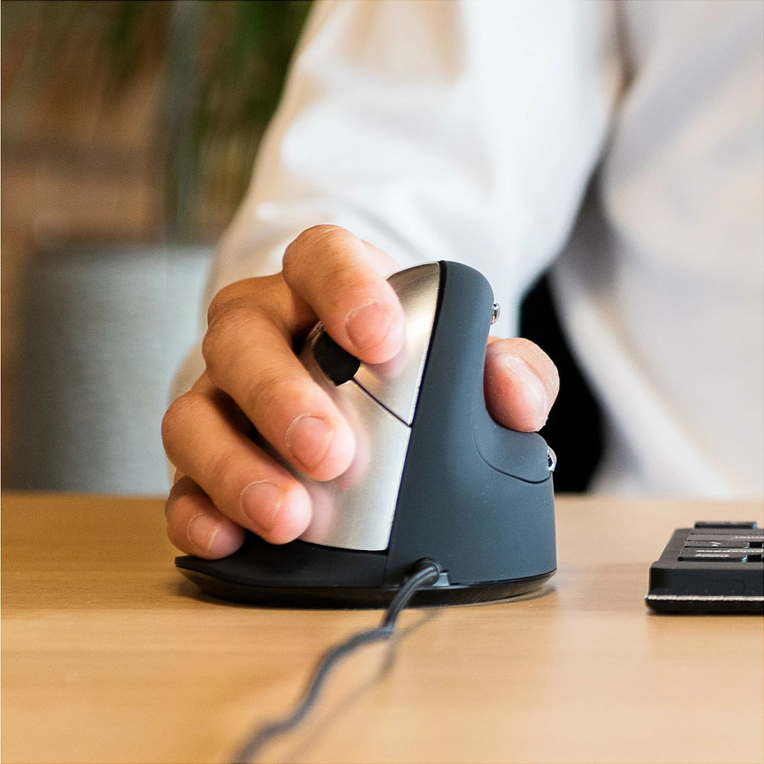 Maus R-Go HE ergonomik për dorë të djathtë, USB, 2400 DPI, i zi/argjendtë