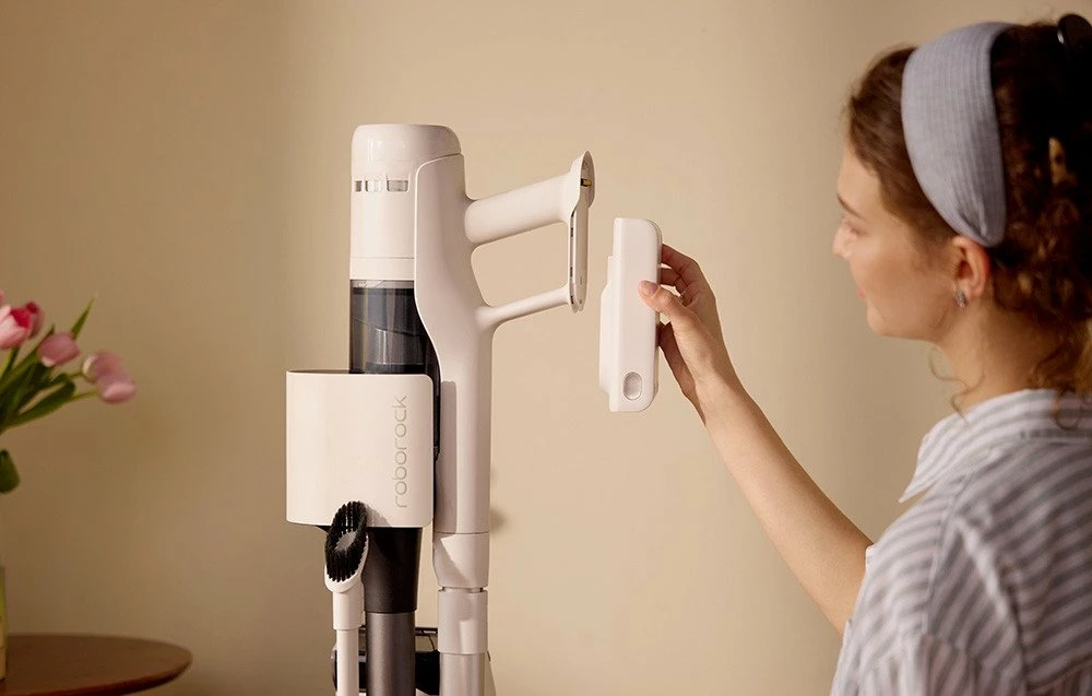 Fshesë me bateri vertikale Roborock H60 Hub, 115AW, 60min, HEPA H13, stacion me zbrazje automatike, e bardhë, set