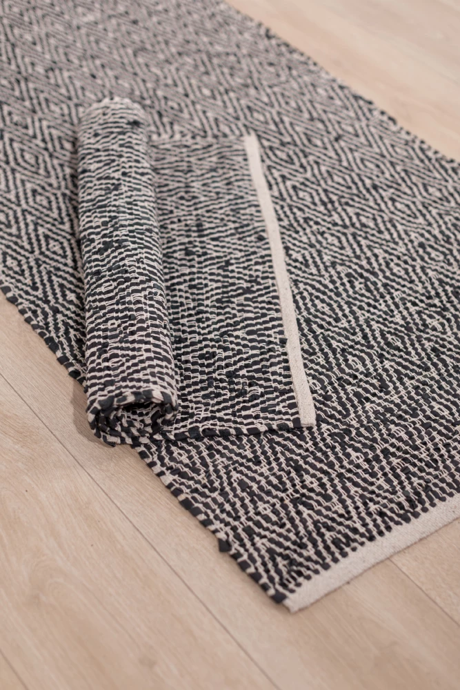 Qilim Rombo, lëkurë, ngjyrë e zezë-bezhë, 60x90cm