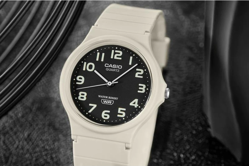 Orë dore Casio për meshkuj, e zezë