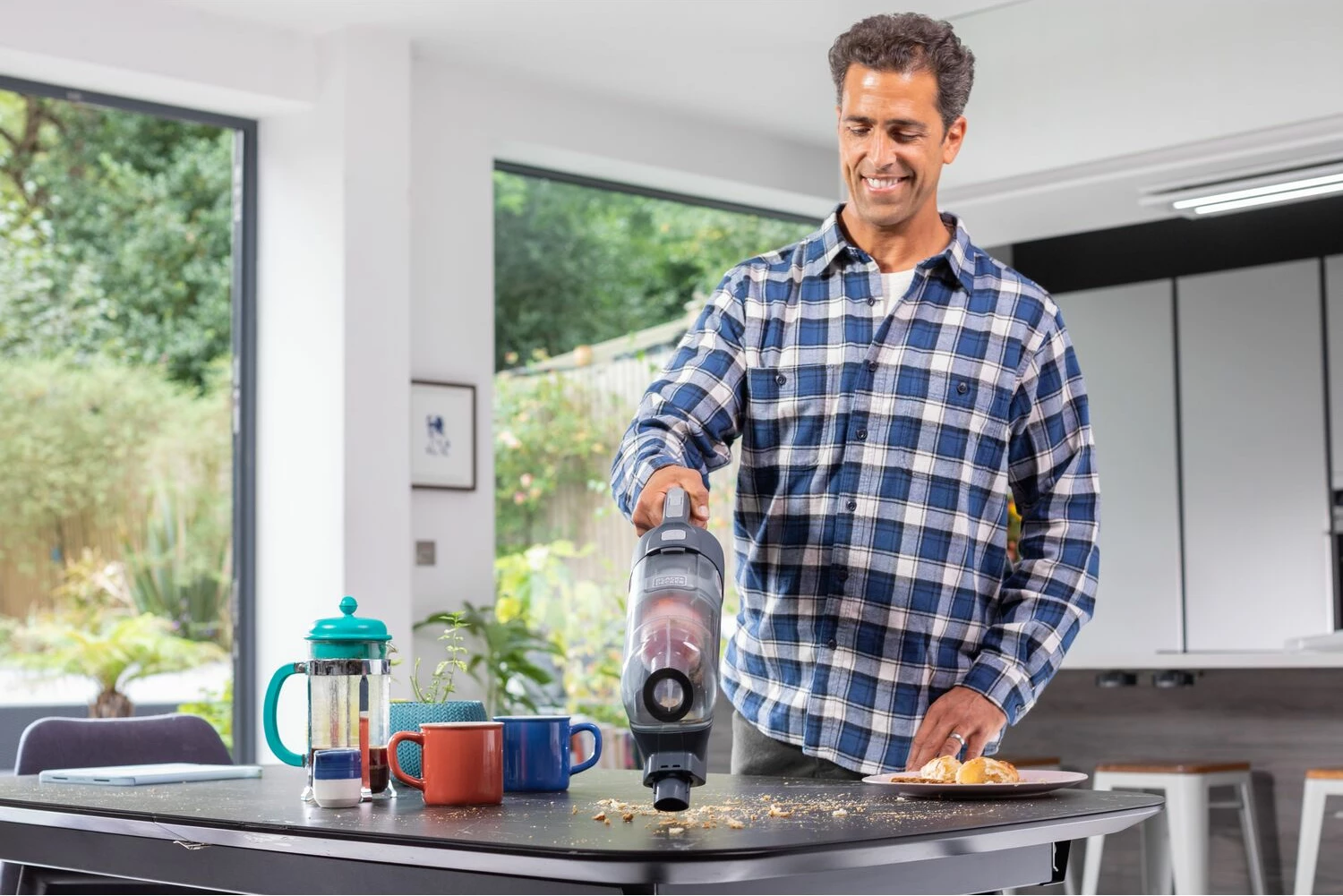 Fshesë me korrent 2-në-1 Black&Decker BHFEA520J, 18V, bateri e integruar 2Ah, 500ml, e zezë