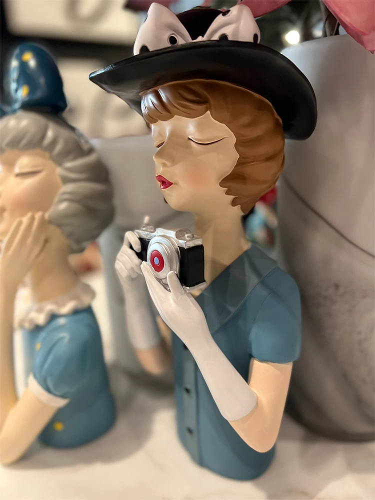 Figurë dekorative TRAVEL GIRL 6, shumëngjyrëshe, polirezine, 15x14x34cm