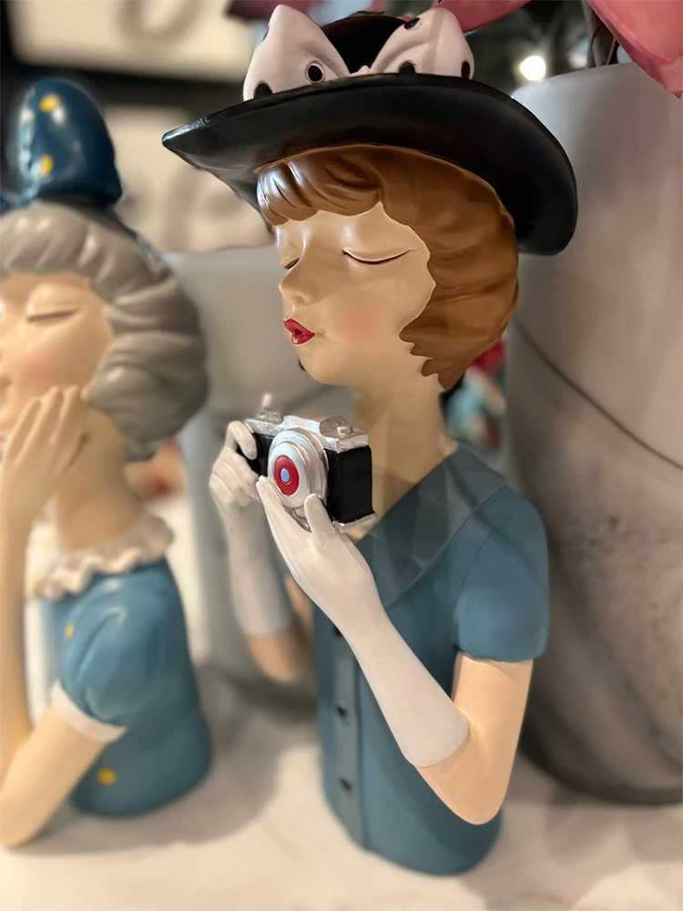 Figurë dekorative TRAVEL GIRL 6, shumëngjyrëshe, polirezine, 15x14x34cm