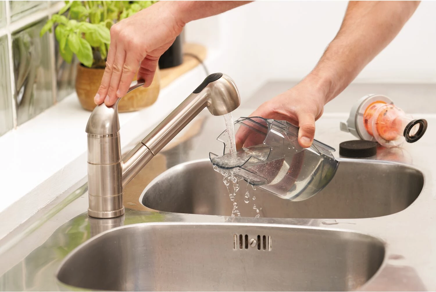 Fshesë me korrent 2-në-1 Black&Decker BHFEA520J, 18V, bateri e integruar 2Ah, 500ml, e zezë