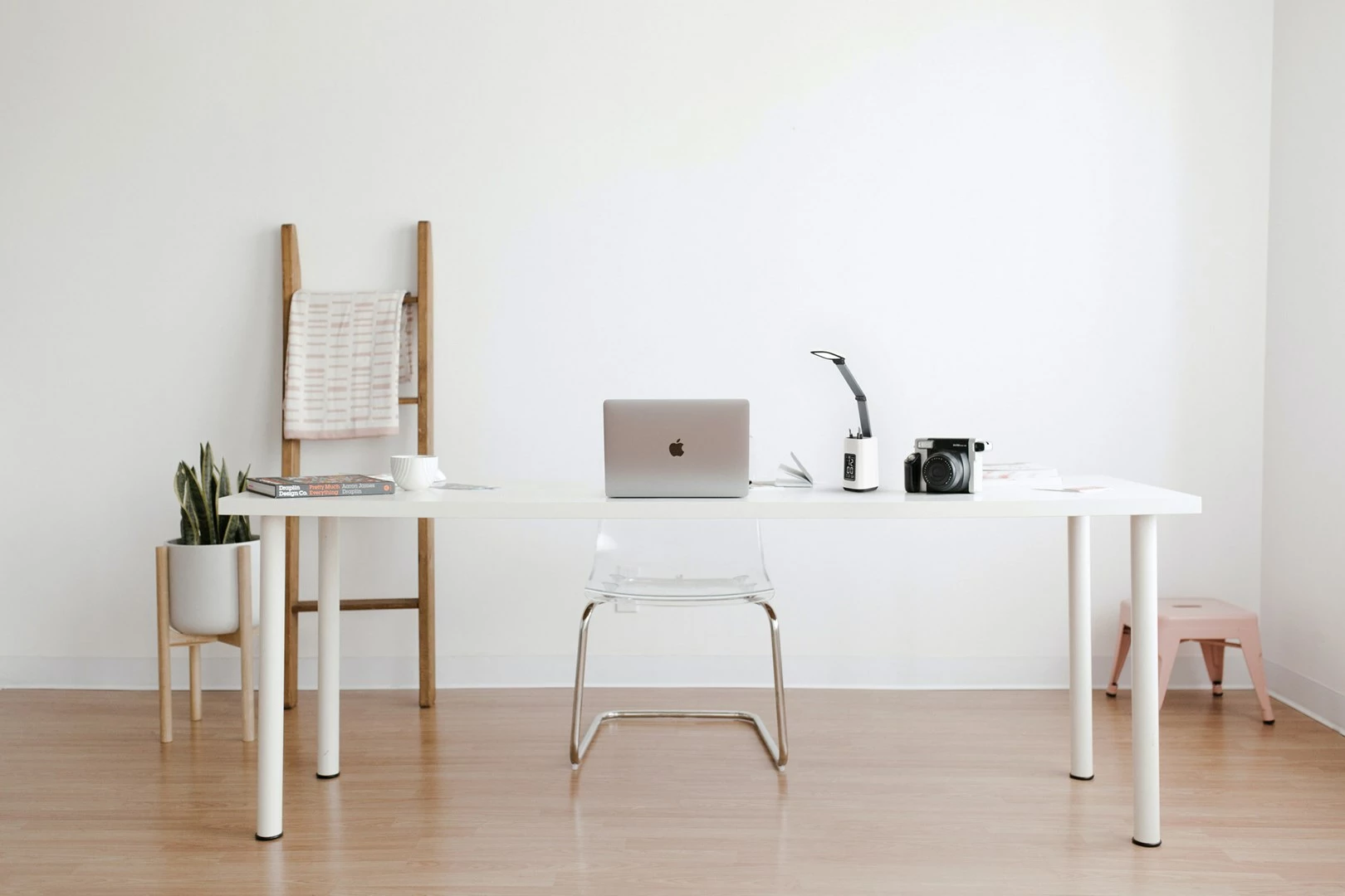 Llambë tavoline me ekran Activejet Aje-Technic LED, e bardhë