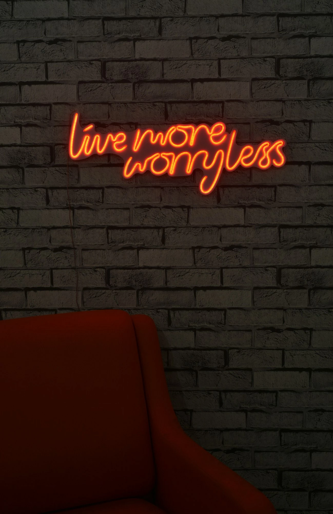 Dekor dritash LED plastike, 'Live More Worry Less', ngjyrë e kuqe
