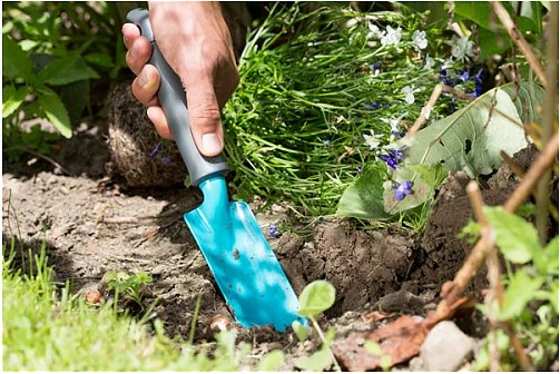 Lopatë e vogël kopshti Gardena Pflanzkelle, teh metalik, dorezë ergonomike, blu/zezë